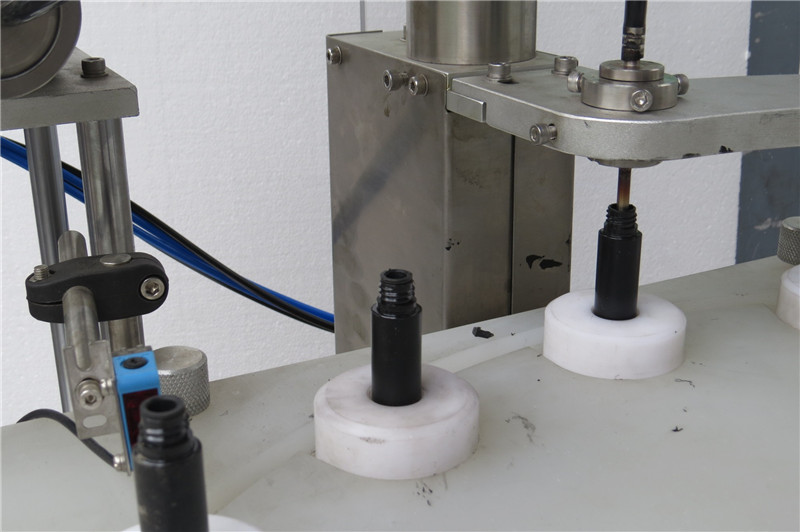 Automaatne ripsmetušši täitmise, ühendamise ja korgistamise masin